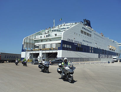 Opcional visita a la ciudad o montar en moto con el guía por Montserrat y viñedos Penedès. Embarco en ferry para travesía nocturna hasta Cerdeña
