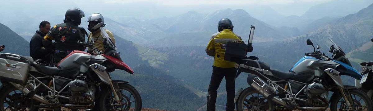 Dos motos y un grupo de personas en una ruta en moto personalizada