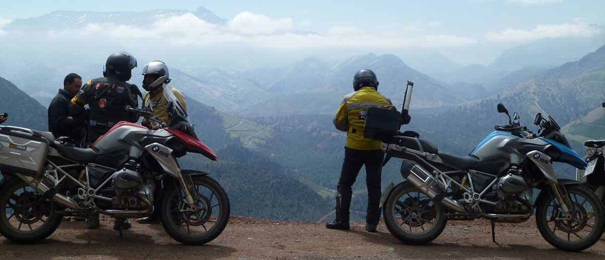 Dos motos y un grupo de personas en una ruta en moto personalizada