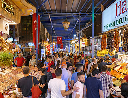 Vuelo doméstico de Capadocia a Estambul. Crucero/cena de despedida por el Bósforo. Noche en Estambul.